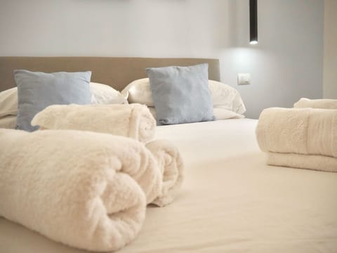 Deluxe Townhome, Courtyard View | Minibar, in-room safe, individually decorated, individually furnished