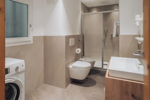 Apartment | Bathroom | Shower, hair dryer, towels, soap