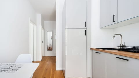 Apartment (210) | Private kitchen | Fridge, stovetop, electric kettle, cookware/dishes/utensils