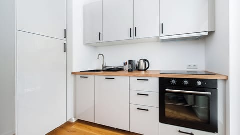 Apartment (210) | Private kitchen | Fridge, stovetop, electric kettle, cookware/dishes/utensils