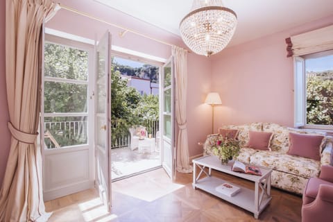 Luxury Suite | Living area | 25-inch flat-screen TV with digital channels, Netflix