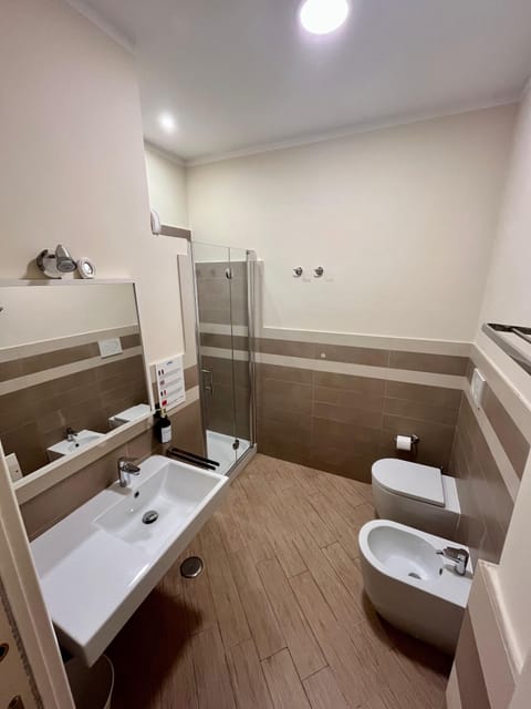 Deluxe Triple Room, Ensuite | Bathroom | Shower, free toiletries, hair dryer, bidet