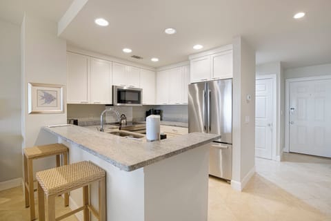 Coffee/tea maker, dining tables