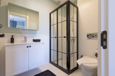 SUPERIOR ODA | Bathroom | Shower, free toiletries, hair dryer, slippers