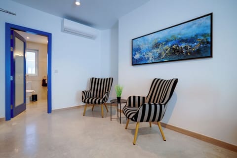 Deluxe Double Room | Minibar, in-room safe, blackout drapes, free WiFi