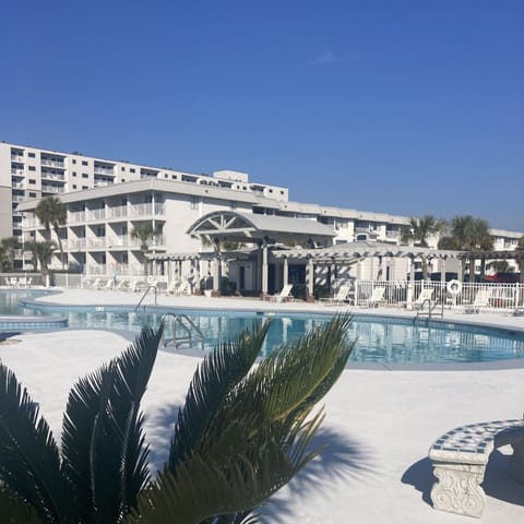 Indoor pool, 2 outdoor pools