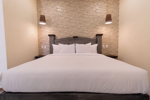 Junior Suite | Premium bedding, in-room safe, free WiFi, bed sheets