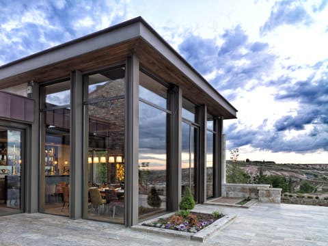 Breakfast, lunch, dinner served; international cuisine 