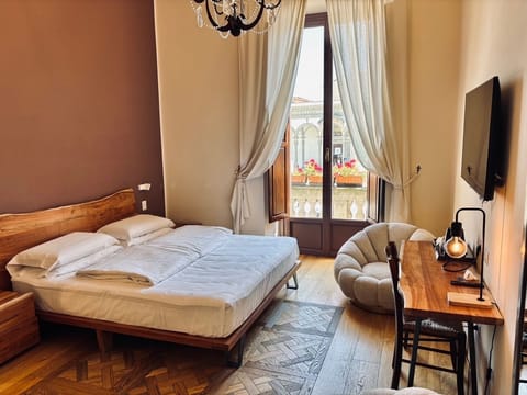 Deluxe Room, City View | Down comforters, in-room safe, blackout drapes, soundproofing