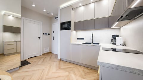 Apartament (218) with sea view | Private kitchen | Fridge, stovetop, electric kettle, cookware/dishes/utensils