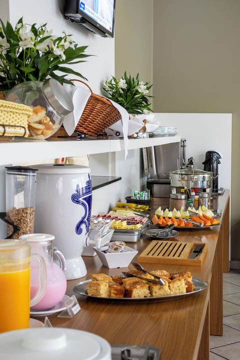 Free daily buffet breakfast