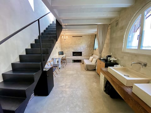 House | Living area | 32-inch flat-screen TV with cable channels