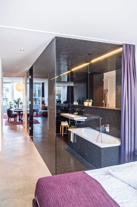 Design Penthouse Suite | Bathroom | Free toiletries, hair dryer, bathrobes, slippers
