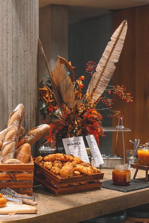 Daily buffet breakfast (CHF 28.00 per person)