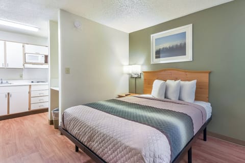 Laptop workspace, free WiFi, bed sheets