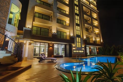 Outdoor pool, sun loungers