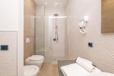 Deluxe Townhome | Bathroom | Shower, hair dryer, soap, shampoo