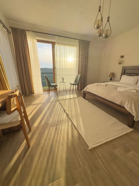 Classic Room, Mountain View | Desk, laptop workspace, free WiFi
