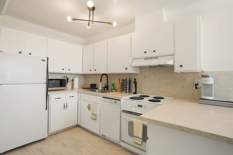 Family Apartment, 2 Bedrooms, Balcony, Ocean View | Private kitchen