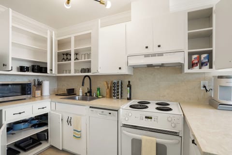 Family Apartment, 2 Bedrooms, Balcony, Ocean View | Private kitchen