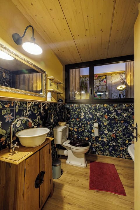 Family Shared Dormitory, Resort View | Bathroom | Hair dryer, bathrobes, heated floors, towels