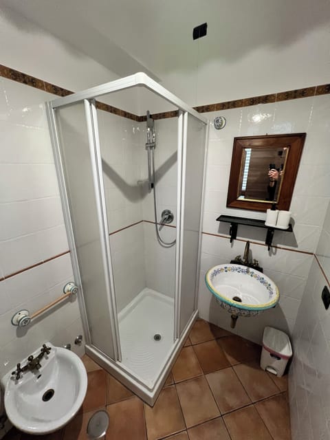 Classic Double Room, Garden View | Bathroom
