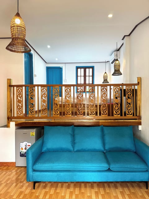 Classic Studio, 1 King Bed, Garden View | Living area