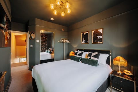 Comfort Double Room | Individually furnished, blackout drapes, iron/ironing board, free WiFi