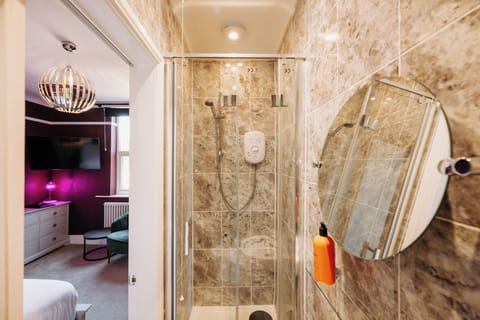 Deluxe Double Room, 1 King Bed, Non Smoking, Private Bathroom | Bathroom | Shower, hair dryer, towels, soap