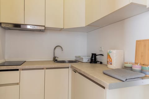 Deluxe Apartment | Private kitchen | Highchair