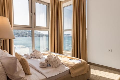 Deluxe Apartment | In-room safe, desk, laptop workspace, blackout drapes