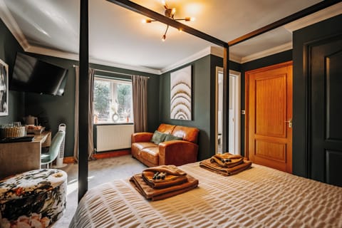 Deluxe Double Room | Individually decorated, individually furnished, blackout drapes