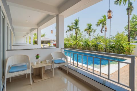 Deluxe Suite, Pool View | Bathroom | Shower, towels, soap, shampoo
