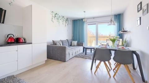 Apartament (305) Pool View | Living area | Flat-screen TV