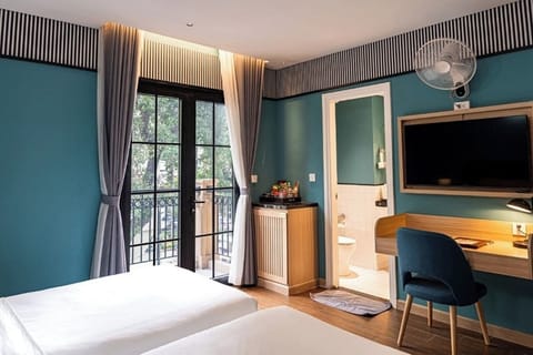 Premium Deluxe Twin | Minibar, in-room safe, desk, blackout drapes
