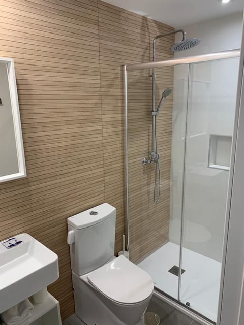 Rainfall showerhead, free toiletries, hair dryer, towels