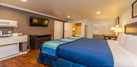 Accessible Annex King | Desk, iron/ironing board, cribs/infant beds, free WiFi