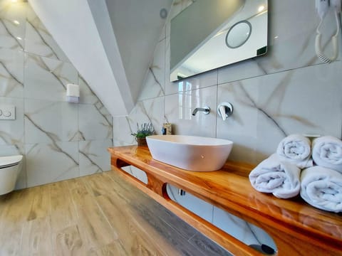 Deluxe Triple Room, Garden View | Bathroom