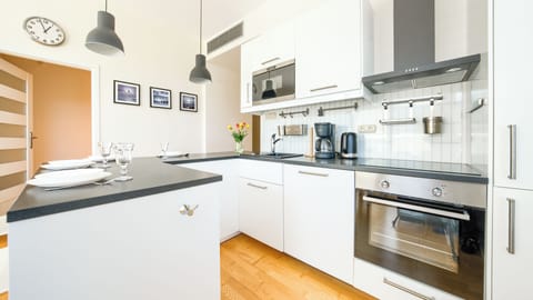 Apartament (51) with roof terrace | Private kitchen | Fridge, stovetop, electric kettle, cookware/dishes/utensils