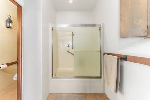 Deluxe Double Room, Desert View | Bathroom | Shower, free toiletries, hair dryer, towels