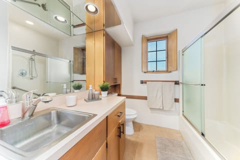 Luxury Double Room, Desert View | Bathroom | Shower, free toiletries, hair dryer, towels