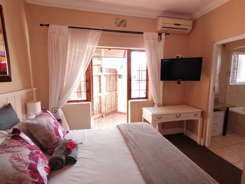 Deluxe Double Room, Non Smoking | Iron/ironing board, free WiFi