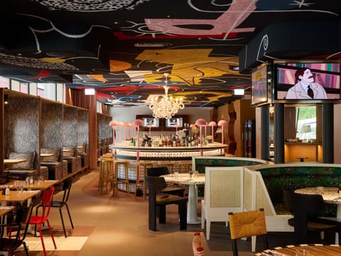 2 bars/lounges