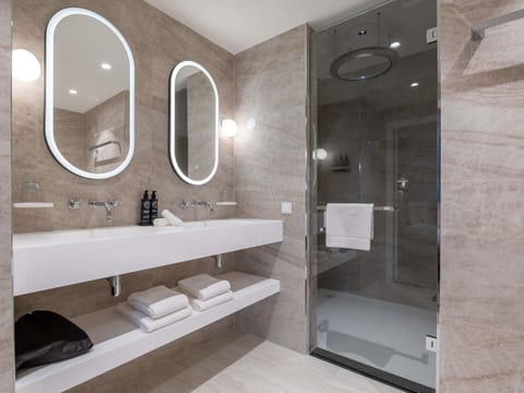 Executive Suite, 1 Queen Bed | Premium bedding, minibar, in-room safe, individually decorated