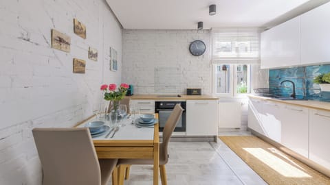 Apartament (3) | Private kitchen | Fridge, stovetop, electric kettle, cookware/dishes/utensils