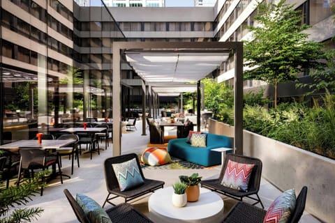 2 restaurants; lunch and dinner served
