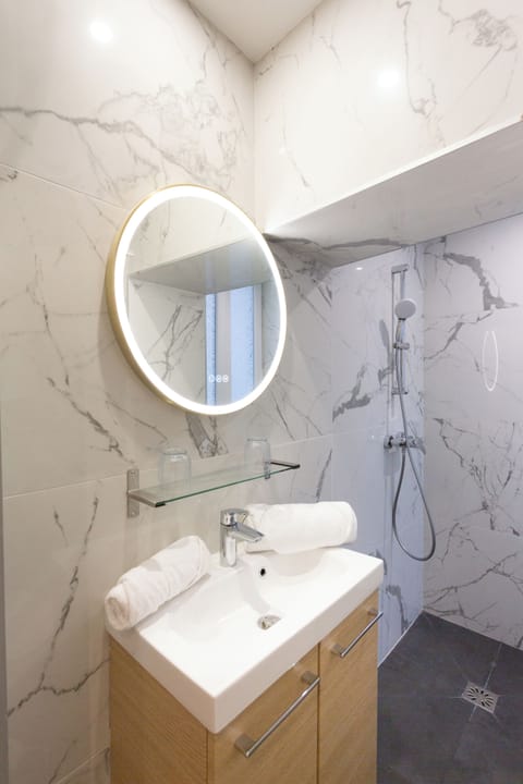 Deluxe Duplex | Bathroom