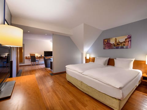 Premium Room, 1 King Bed | Hypo-allergenic bedding, minibar, in-room safe, desk