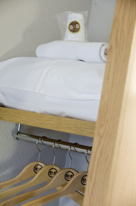 Premium bedding, desk, soundproofing, free WiFi