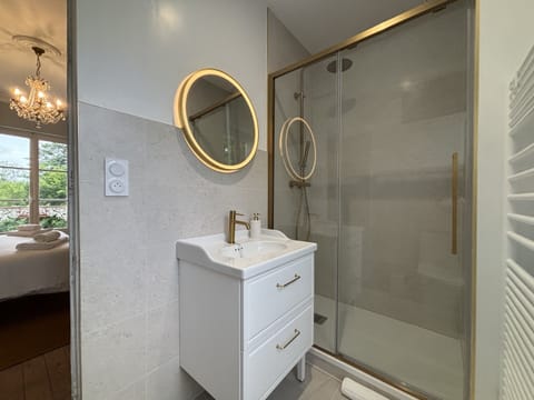 Executive Double Room, Private Bathroom, Pool View | Bathroom